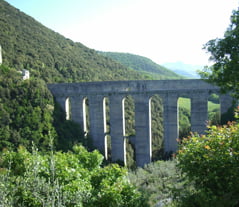 Spoleto_Umbria_bridge_of_the_Towers_blg